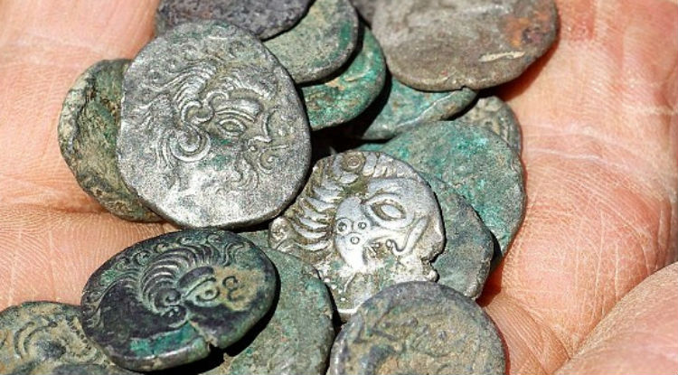 Due monete antiche in casa, donna assolta in appello: “Non era a conoscenza  del valore storico”